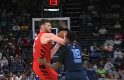 生涯首次被驱逐！杨瀚森队友克林根肘击吃二级恶犯 黯然离场